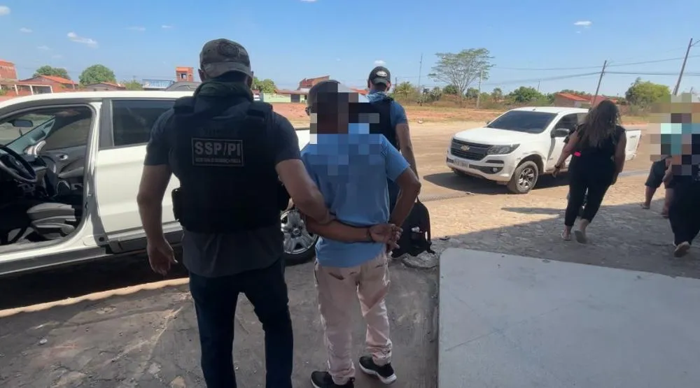 “Pai e filho do crime” são presos com drogas no terminal rodoviário de Altos