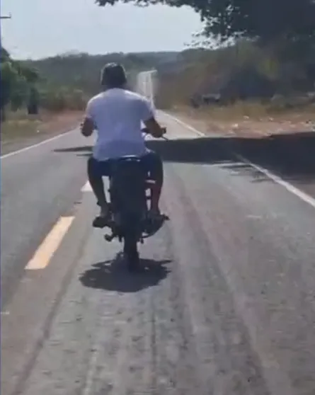 Motociclista com sinais de embriaguez é flagrado fazendo zigue-zague na PI-477 sentido Pedro II/Piripiri. O flagrante foi na tarde desta quinta-feira (25); confira!