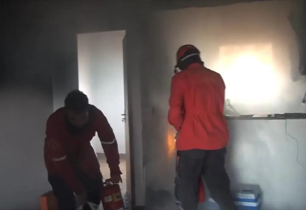 Incêndio em prédio é contido por Bombeiros Civis na manhã desta terça-feira (30), em Pedro II; confira!