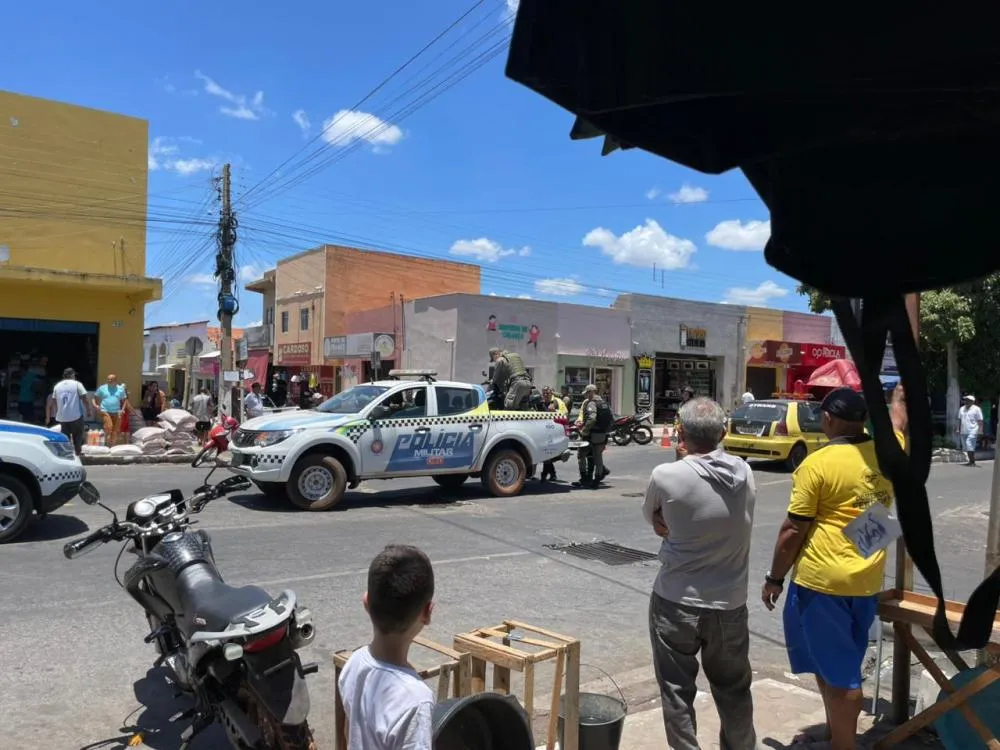 PM apreende moto com restrição de roubo/furto durante blitz no Centro de Pedro II