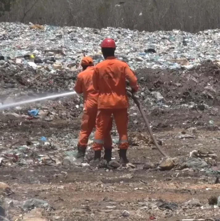 Muita fumaça: Bombeiros e Defesa Civil trabalharam e contiveram os focos de incêndio no lixão de Pedro II.