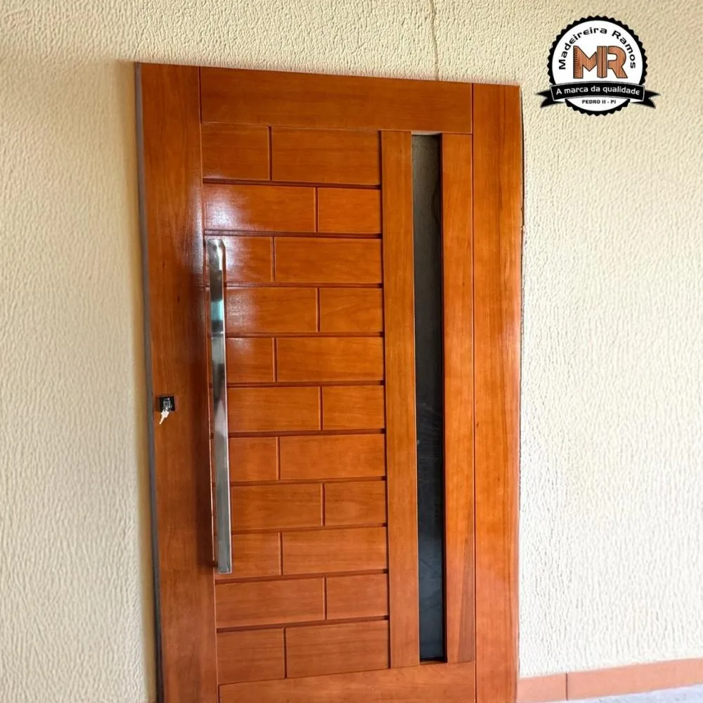 Dê um toque de sofisticação ao seu lar com as portas de madeira maciça da Madeireira Ramos!