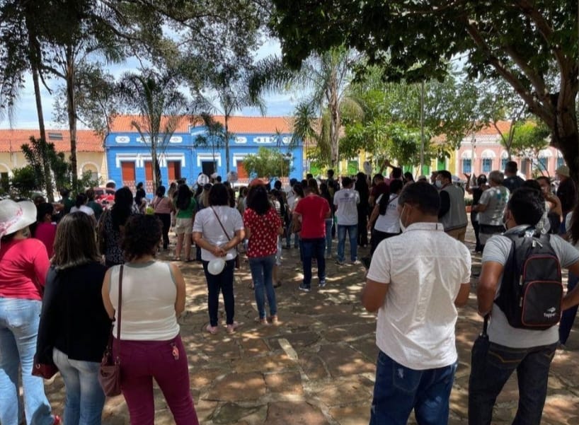 Professores paralisam e fazem atos cobrando pagamento do piso salarial, em Pedro II