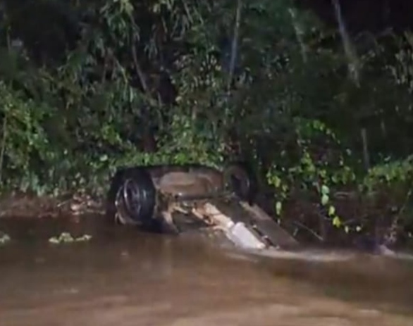 Carro é levado pela correnteza em Pedro II