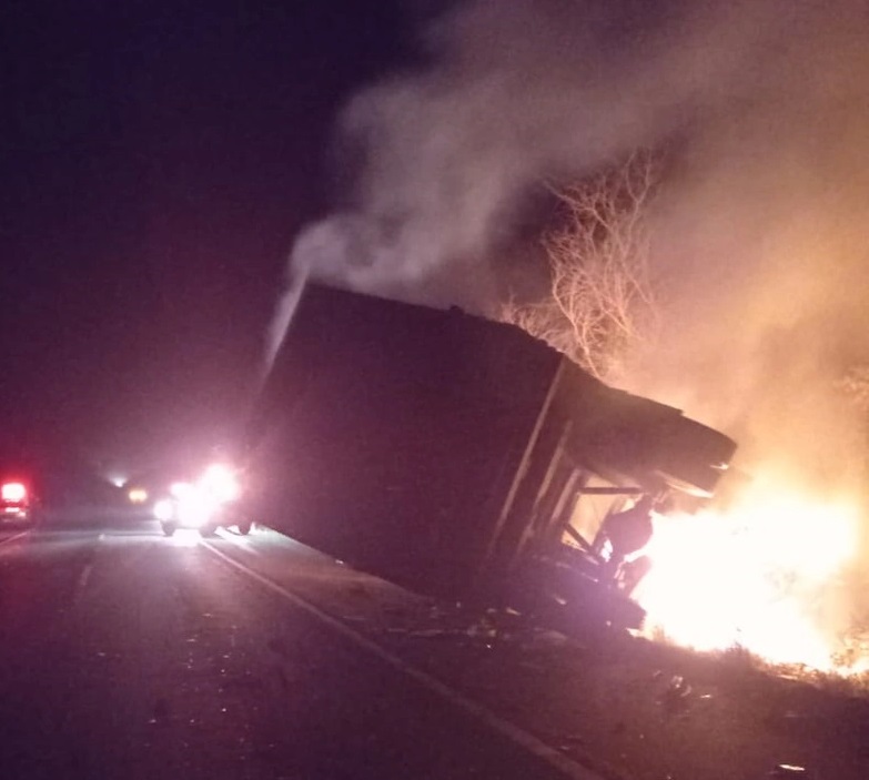 Carro e carreta colidem, pegam fogo e duas pessoas morrem carbonizadas na BR-343, entre Capitão de Campos e Cocal de Telha, PI 