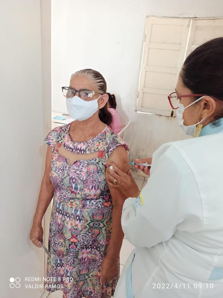 Idosos começam a receber a 4ª dose contra COVID-19, em Lagoa de São Francisco 