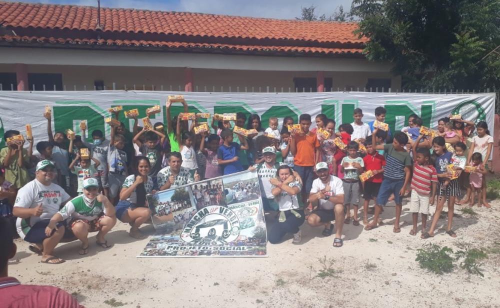 No Espírito da Páscoa! Mancha Verde distribui quase 150 caixas de chocolates a crianças de Pedro II 