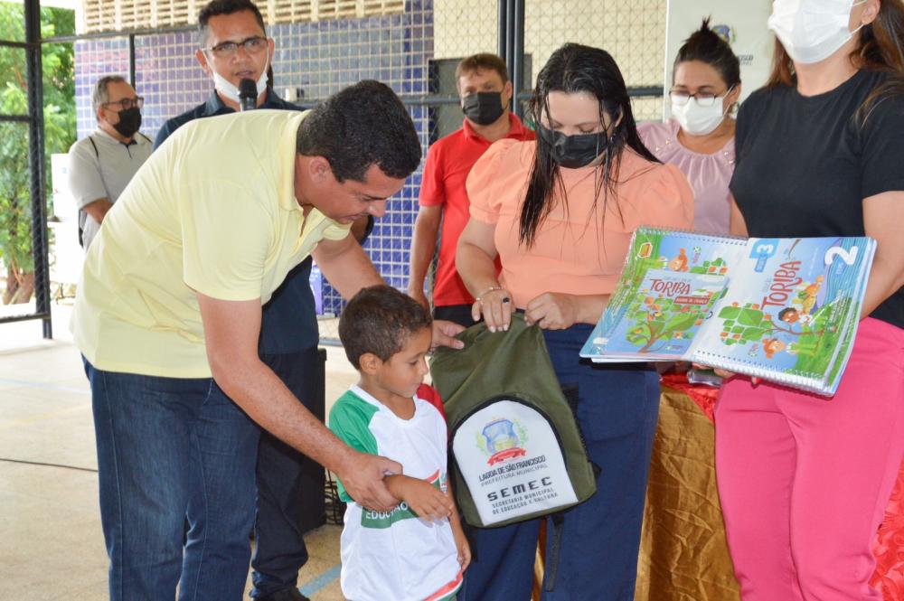 Lagoa de São Francisco faz entrega de kits estudantis na rede municipal de ensino 