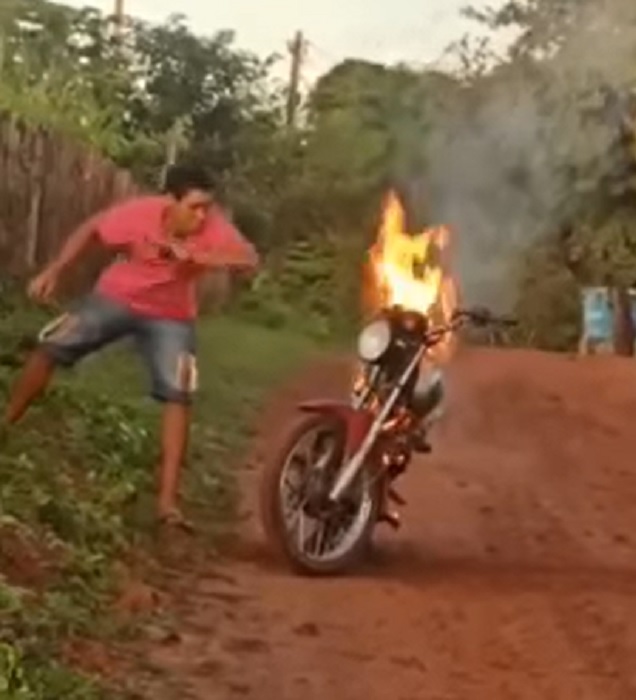 VÍDEO: Moto pega fogo na zona rural da Lagoa de São Francisco