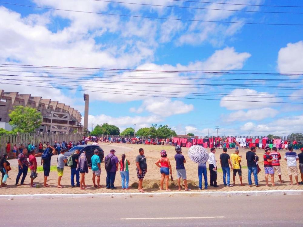 Torcedores fazem fila com ingresso de até R$ 300 para assistir Altos e Flamengo em Teresina