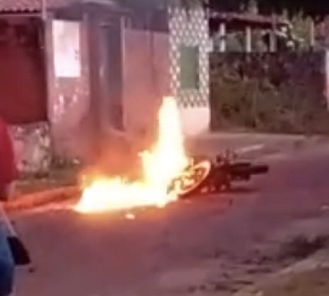 Moto pega fogo e motociclista fica ferido após acidente na zona rural da Lagoa de São Francisco, PI 