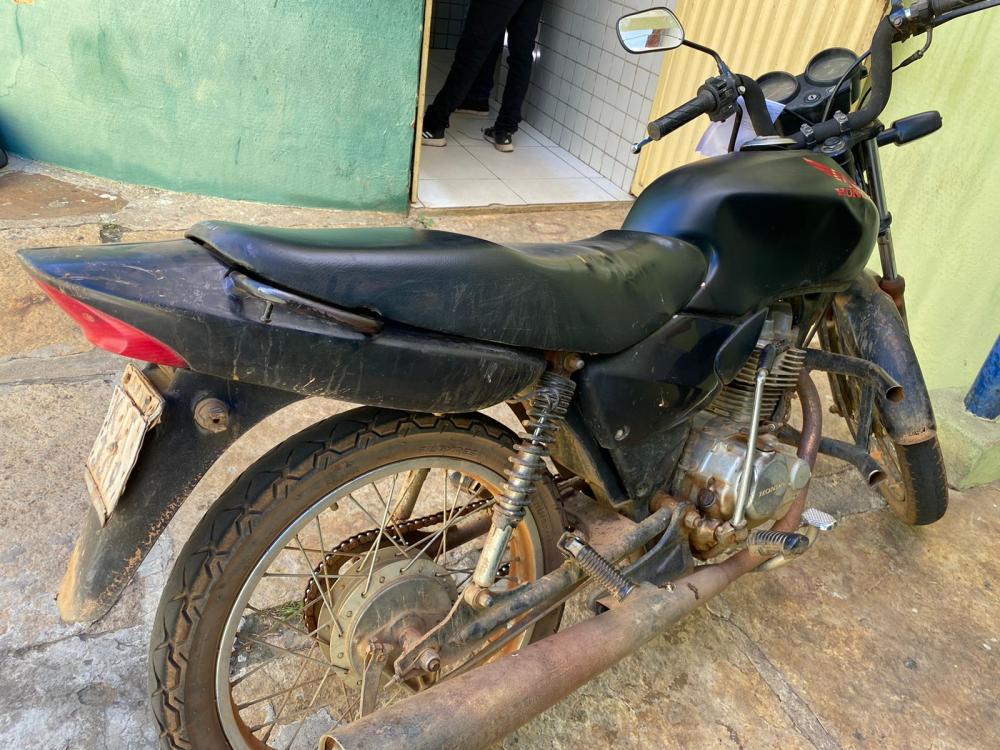 Polícia Militar recupera moto com restrição de roubo/furto, em Pedro II 
