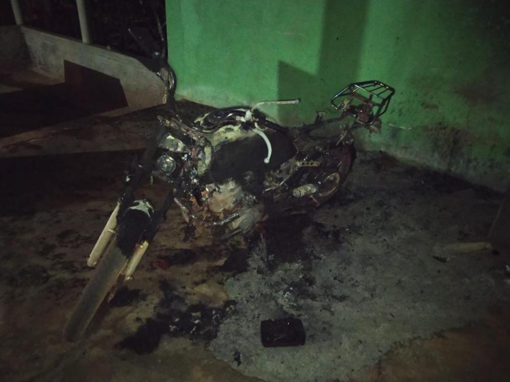 Homem tem motocicleta queimada, de forma proposital, durante a madrugada, na zona rural de Pedro II