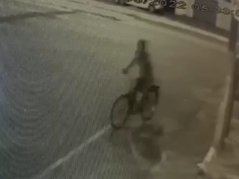 Homem pula muro de residência e furta bicicleta em Pedro II; câmeras de segurança flagram a ação! 