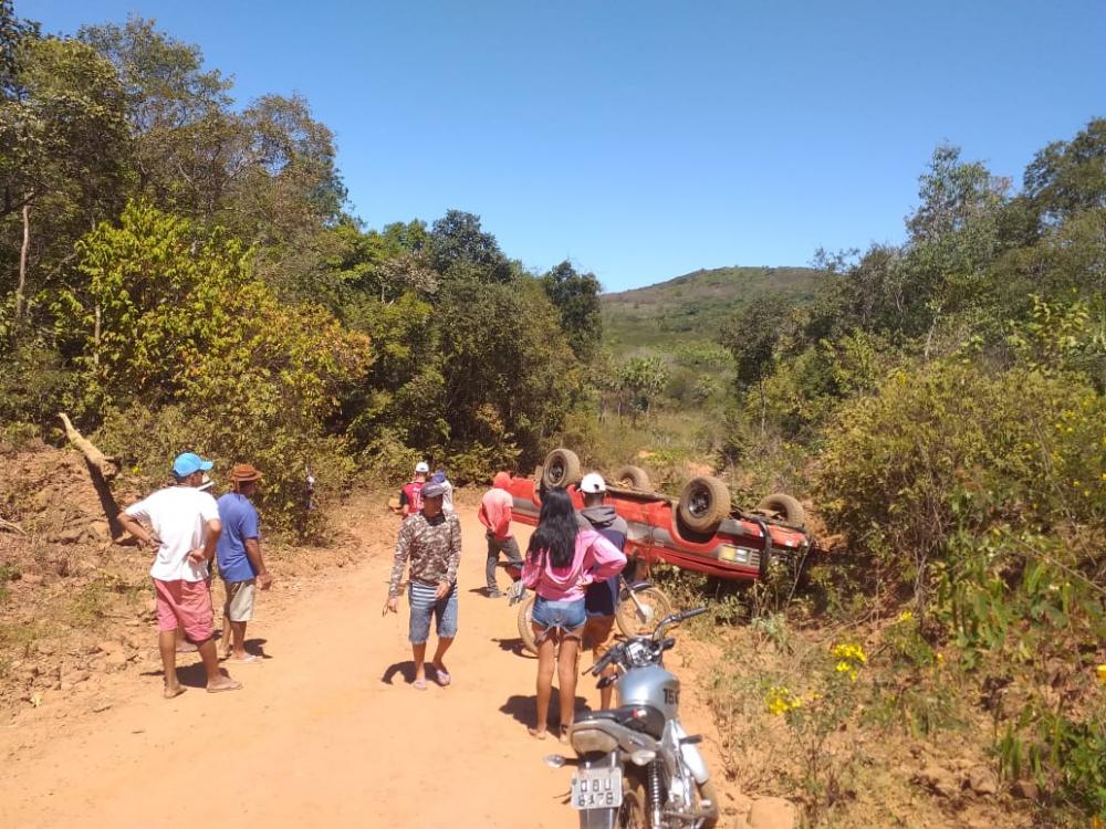 D20 tomba em ladeira na zona rural de Pedro II 