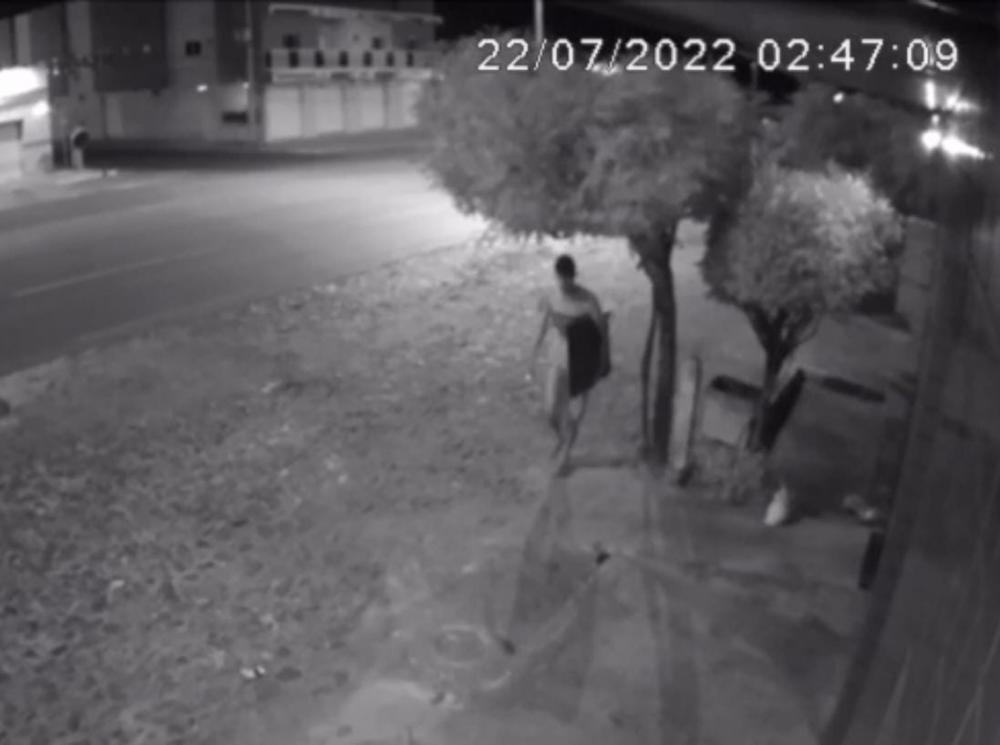 Câmera de segurança flagra homem furtando televisão durante a madrugada, em Pedro II