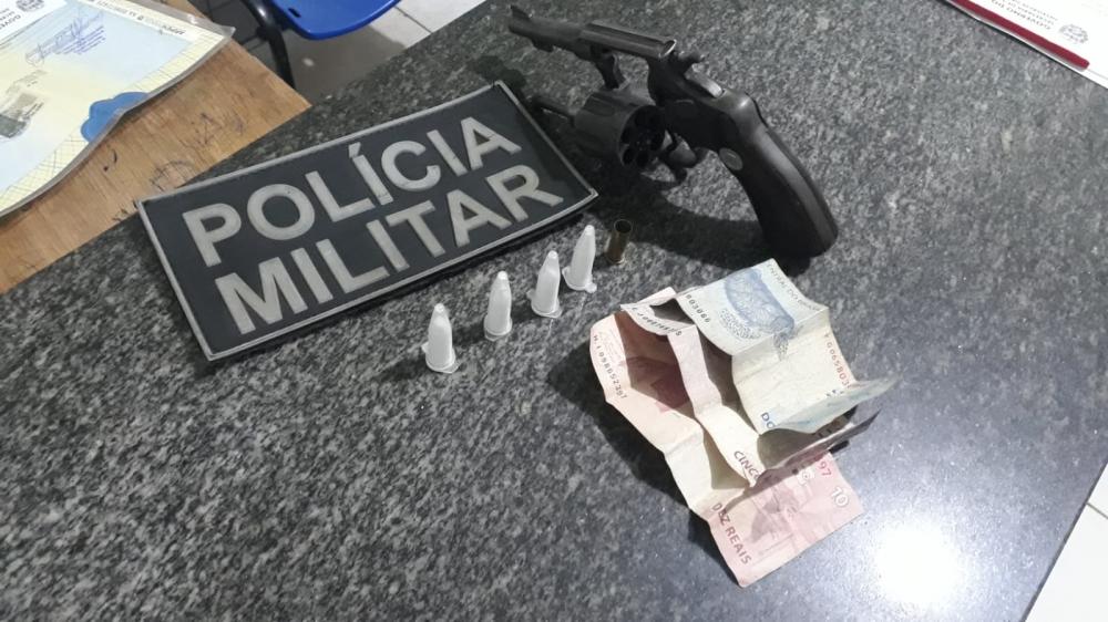 Polícia Militar apreende arma e substâncias análogas à cocaína, em Pedro II 