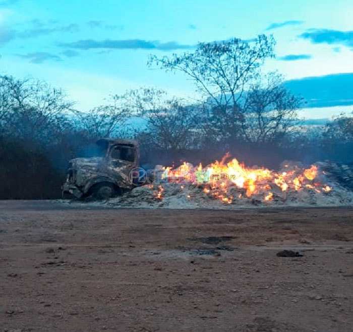 Caminhão pega fogo em ladeira entre Pedro II/PI e Poranga/CE
