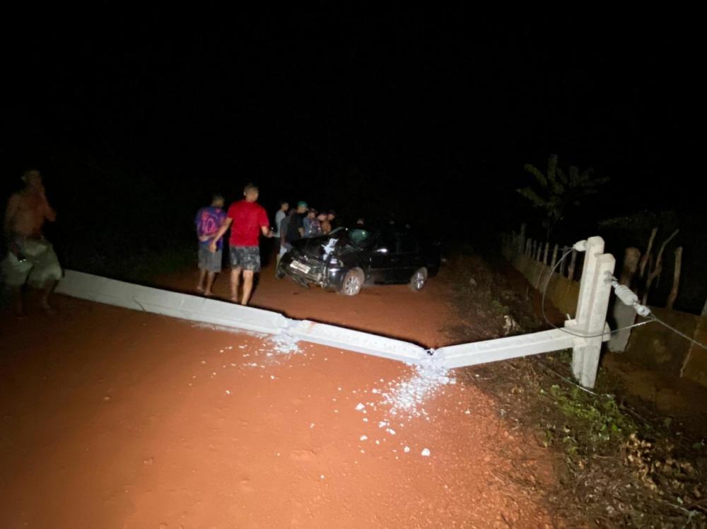 Carro colide em poste e deixa moradores sem energia elétrica em Pedro II