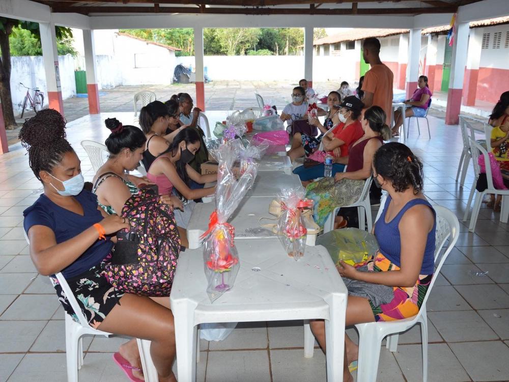 Lagoa de São Francisco realiza curso de arranjos de flores artificiais