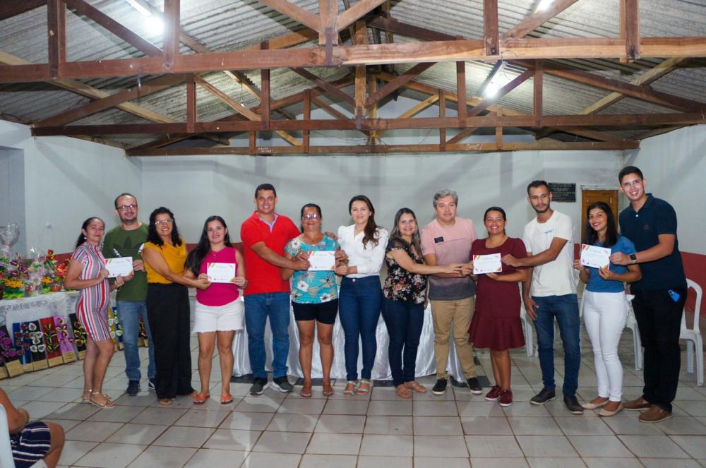 57 mulheres concluem curso de produção de flores artificiais, na Lagoa de São Francisco