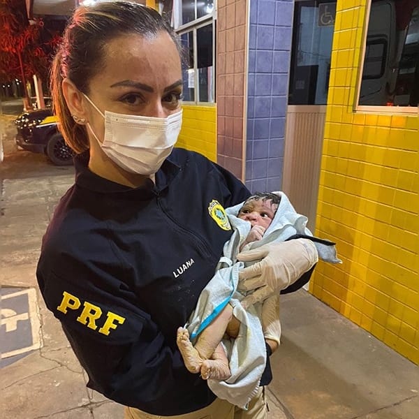 Mulher em trabalho de parto dá à luz dentro de carro em posto da PRF na BR-343, no Piauí