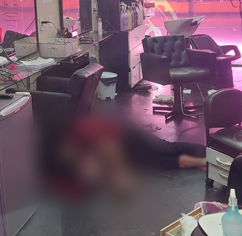 Policial reage e mata assaltante em salão no estacionamento de supermercado de Teresina