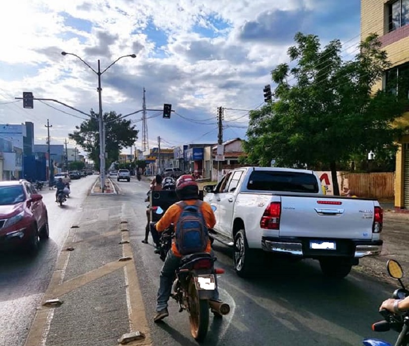 Semáforo do cruzamento da Avenida Coronel Cordeiro com a Lauro Cordeiro volta a funcionar