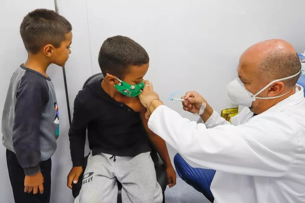 Piauí recebe 30 mil doses de vacina contra Covid para imunizar crianças de 3 a 4 anos 