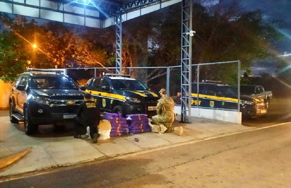 PRF e PF apreendem caminhão com 138 kg de maconha, na BR 343, em Campo Maior