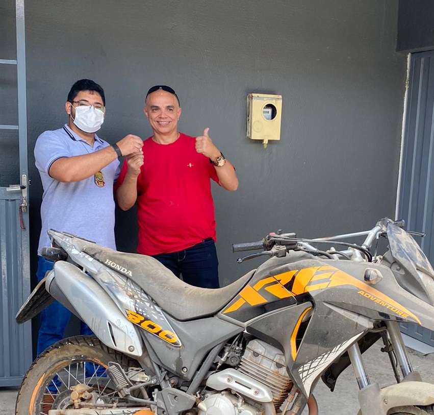 Cearense, que teve a moto roubada há mais de 04 anos em Fortaleza, faz a restituição na Delegacia de Pedro II; assista ao vídeo!