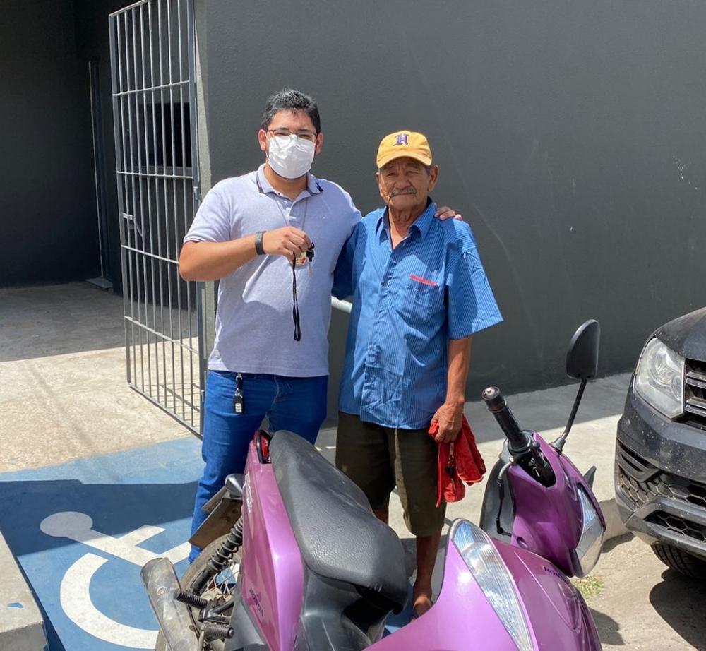 Idoso, vítima de estelionatário, recupera motocicleta que foi levada por golpista em Pedro II; assista ao vídeo!