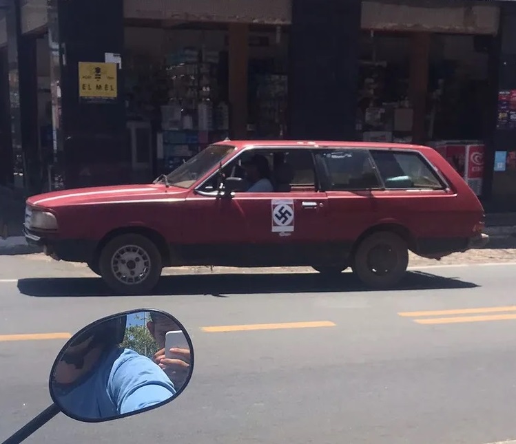 Carro é flagrado com símbolo nazista no Centro de Campo Maior, Norte do Piauí