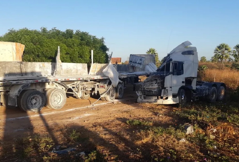 Caminhoneiro é encontrado morto sob carga de cal após veículo bater em morro e tombar na BR-222 em São João da Fronteira