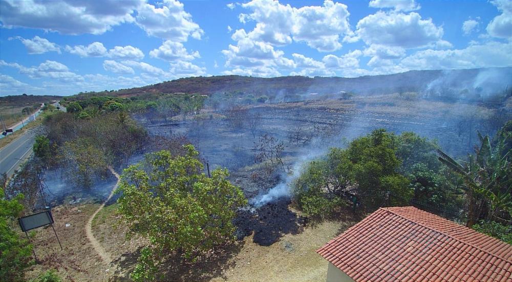 Incêndio de grandes proporções atinge vegetação ao lado do Açude Joana em Pedro II