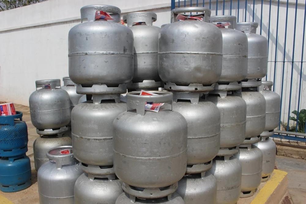 Petrobras anuncia redução do preço do gás de cozinha em 4,7%, a partir desta terça (13) 