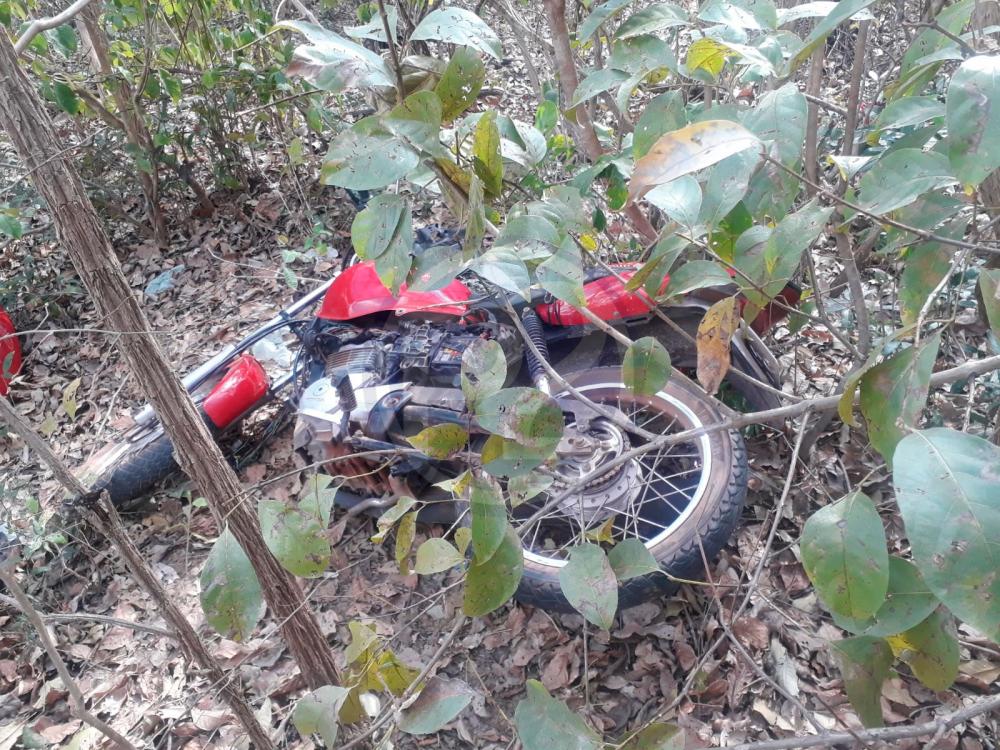 Moto furtada é encontrada abandonada em matagal na Lagoa de São Francisco 