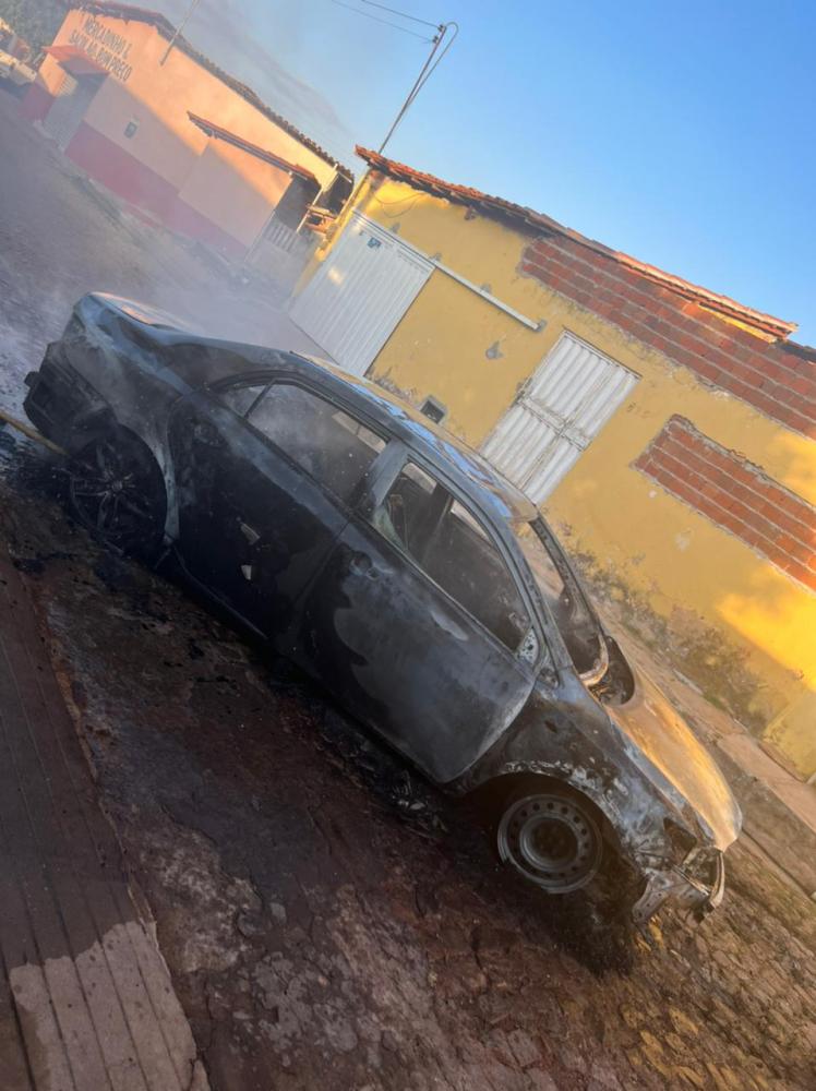 Carro pega fogo e fica destruído no Bairro Saborá, em Pedro II