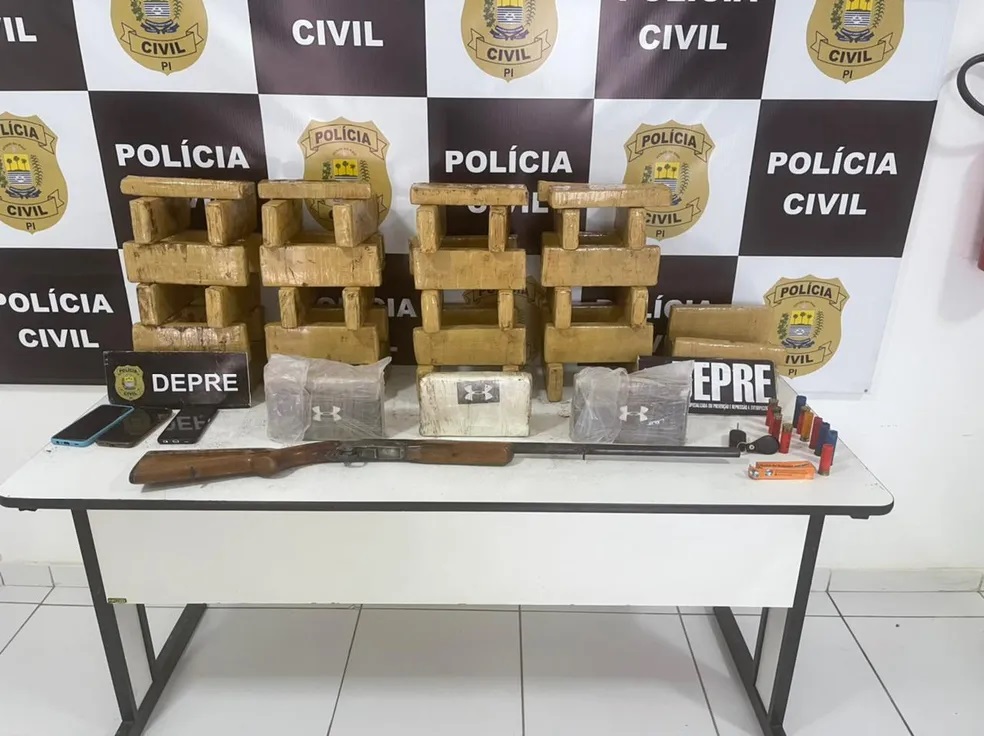 Dupla é presa com maconha e cocaína em ônibus de viagem que saiu de São Paulo para Castelo do Piauí