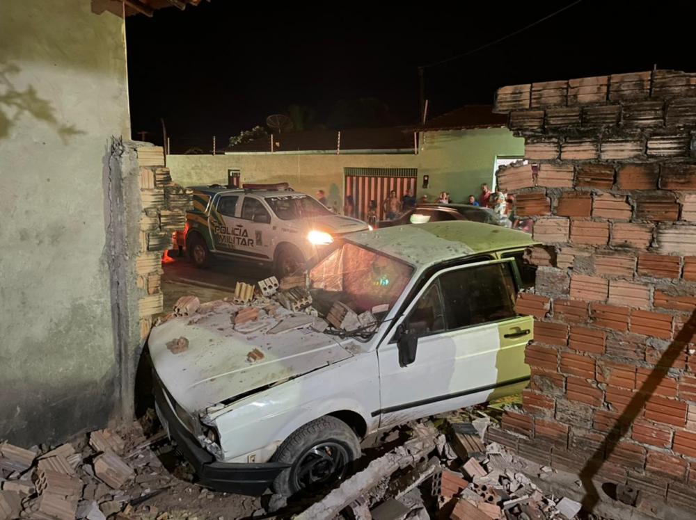 Motorista, com sinais de embriaguez, é conduzido após colidir e derrubar muro de residência em Pedro II
