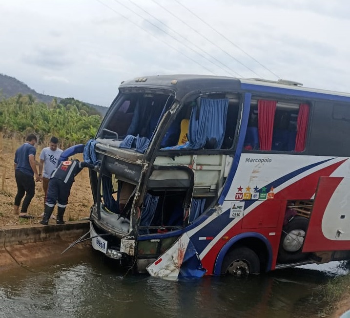 Homem morre e três pessoas ficam feridas após batida entre carreta e ônibus que seguia de SP a Piripiri 
