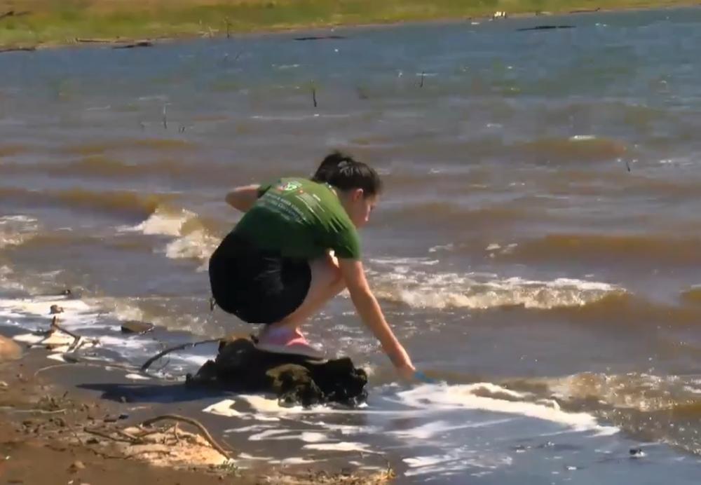 Membros da Associação de Defesa da Cidadania e SOS Rio Corrente realizam coleta para análise de qualidade da água do Açude Joana em Pedro II; confira!