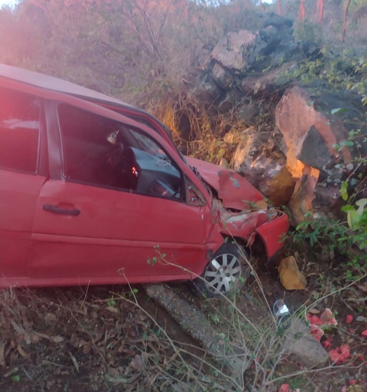 Acidente deixa duas pessoas feridas na ladeira do Felipe, em Pedro II 