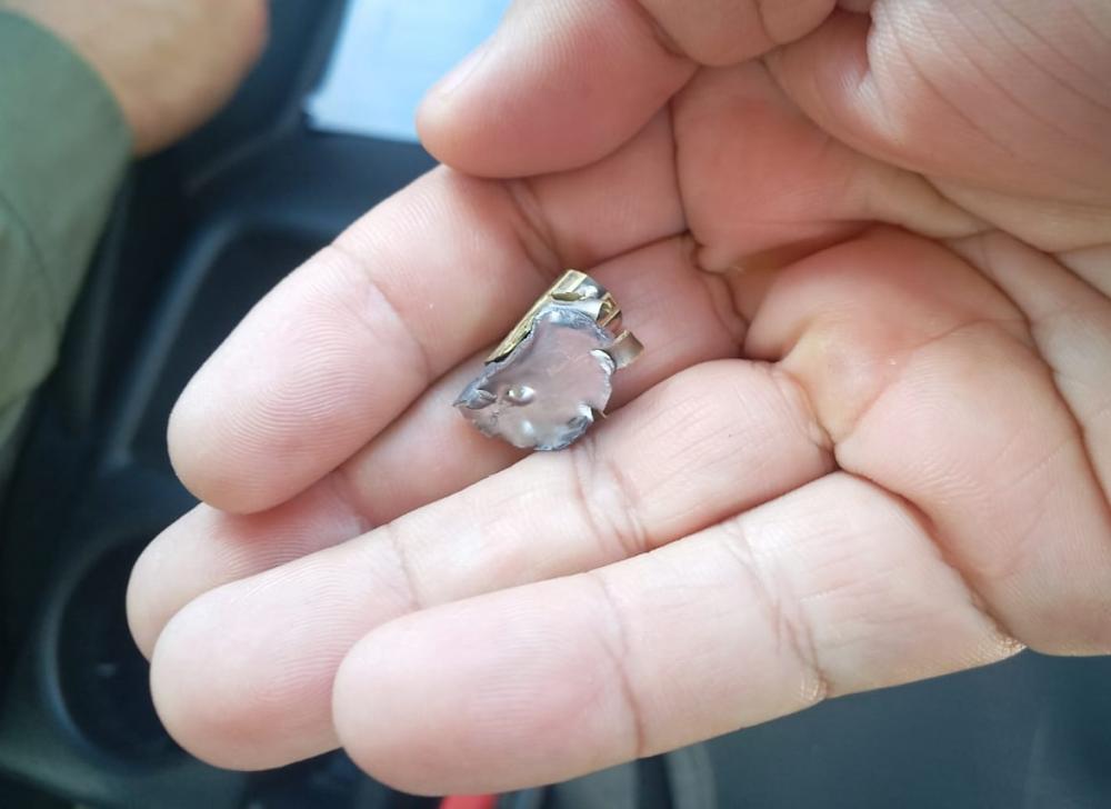 Bala perdida atinge portão de loja em Pedro II 