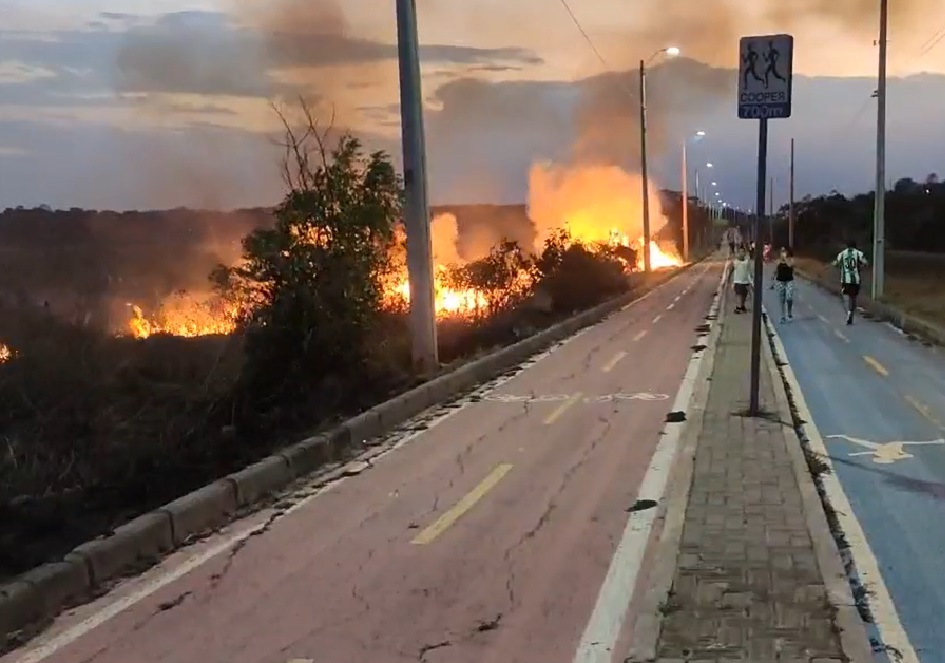 Principio de incêndio atinge Orla do Açude Joana, em Pedro II 