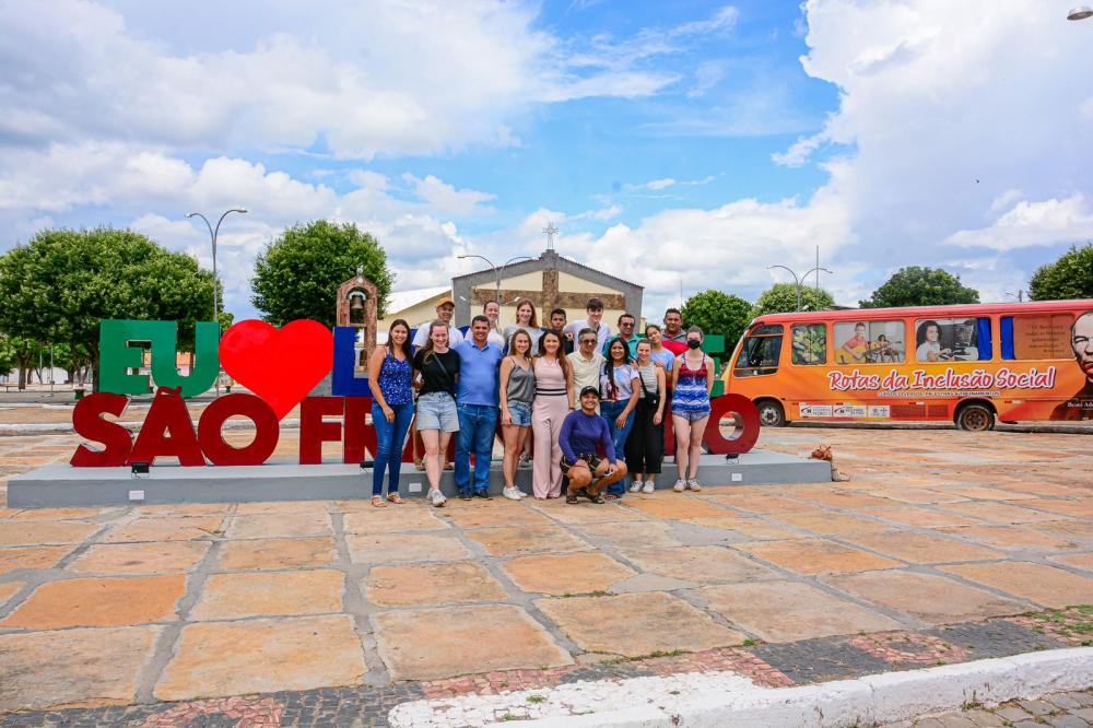 Prefeito João Arilson recebe grupo de jovens alemães em intercâmbio promovido pela Kolping