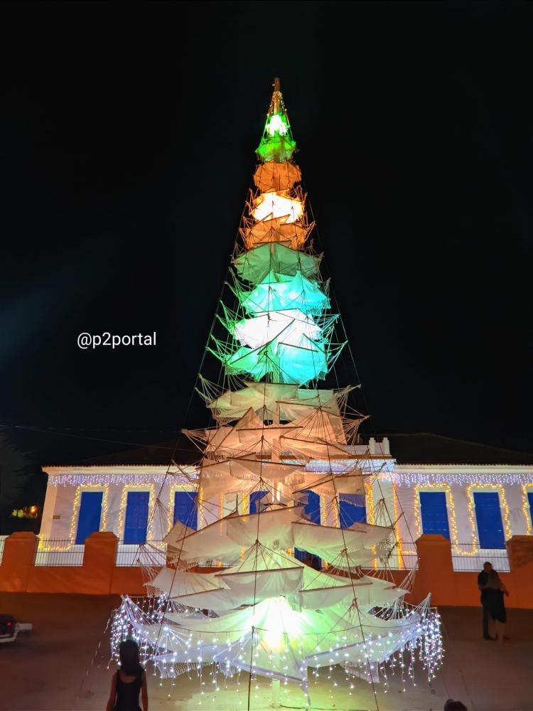 Árvore de Natal feita com 400 redes de dormir vira atração em Pedro II Árvore de Natal feita com 400 redes de dormir vira atração em Pedro II