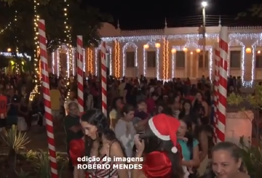 Crianças formam uma longa fila para tirar fotos e receber presentes do “Papai Noel” na última noite do Natal Luz de Pedro II; confira!