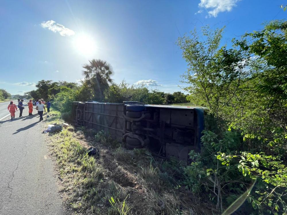 Empresa Barroso diz que tombamento foi necessário para evitar acidente maior