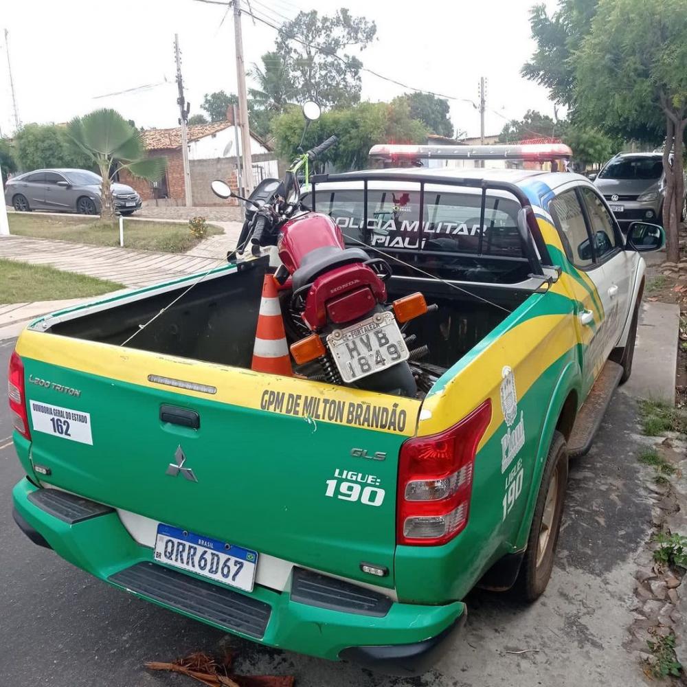 Motocicleta com restrição de roubo/furto é apreendida em barreira de fiscalização na PI 216, em Milton Brandão